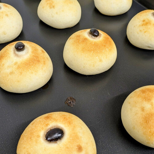 黒豆白あんぱん